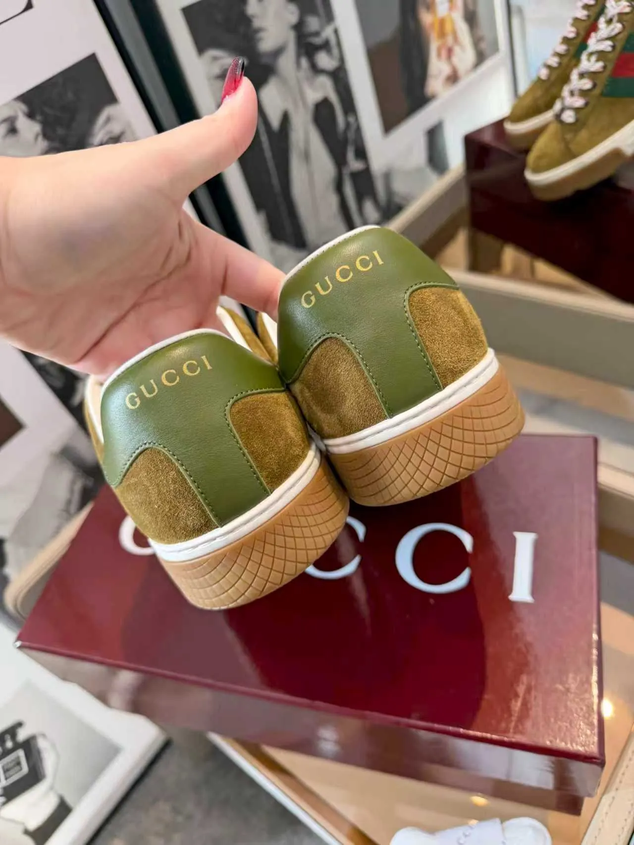 [G Home] P: 580💰 Men's model, Sizs: 39-44 (customized at 45) GUCCI classic design, casual elements, catwalk model. This pair of top-quality GUCCI shoes, with pure white as the main tone, shows elegance. The iconic red and green webbing embellishment instantly demonstrates the brand's charm and trendy attitude without the need for too many words. The upper material is delicate and feels comfortable, making every step feel like walking on the clouds. Exquisite details, such as shiny decorations and unique metal buckles on the shoes, add highlights to the overall look, giving off a unique brilliance inadvertently. Whether paired with casual jeans for a casual look or paired with a simple dress for a gentle and romantic look, it can be easily worn and becomes a versatile item in your wardrobe. Choose it and embark on a journey that combines style and comfort, making every trip a fashion show.